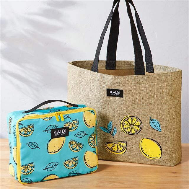 （左）トラベルポーチ、（右）トートバッグ