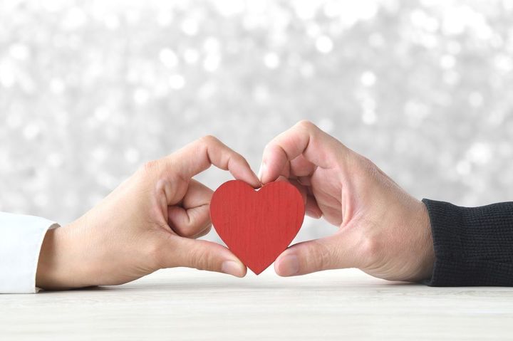 男性と女性の手が持つハートオブジェクト