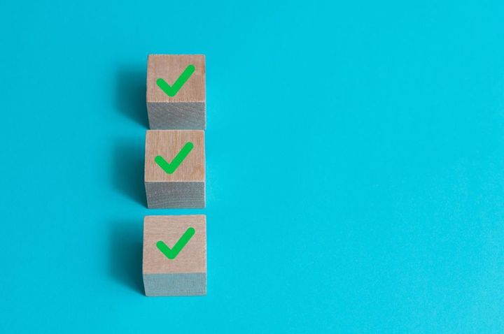 検証済みのマークが付いた木製キューブ