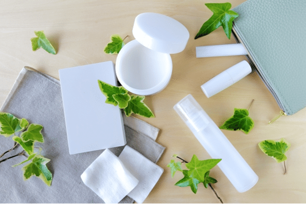 ポーチのメイク道具イメージ画像