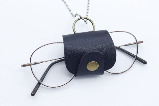 セリアの吊り下げ式レザーメガネホルダーにチェーンを通す