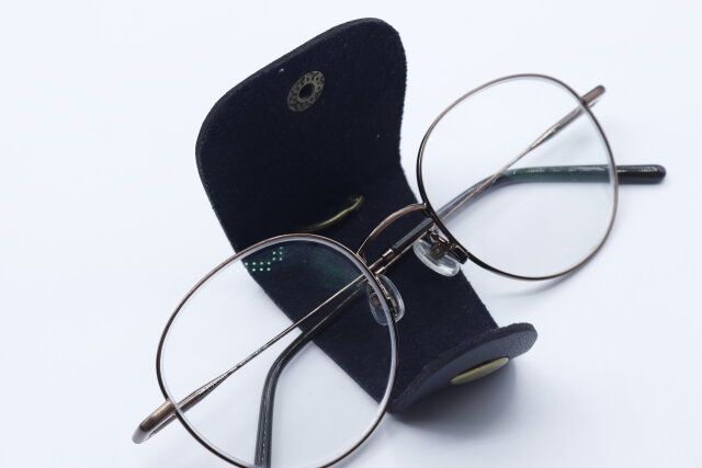 セリアの吊り下げ式レザーメガネホルダーにメガネを置く