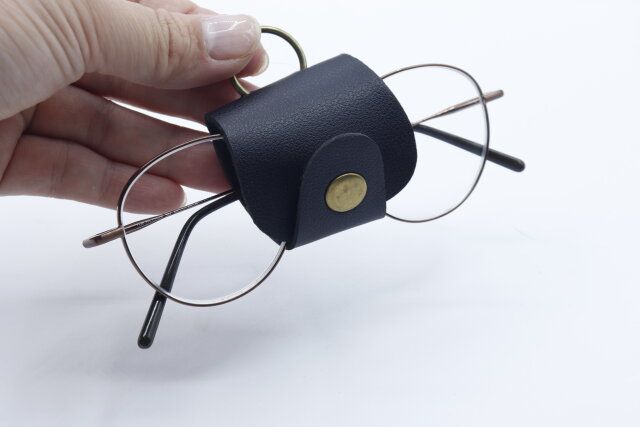 セリアの吊り下げ式レザーメガネホルダーにメガネを収納