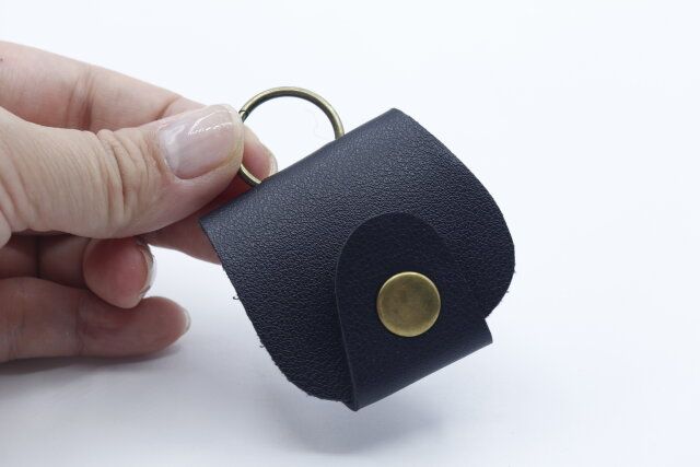 セリアの吊り下げ式レザーメガネホルダー