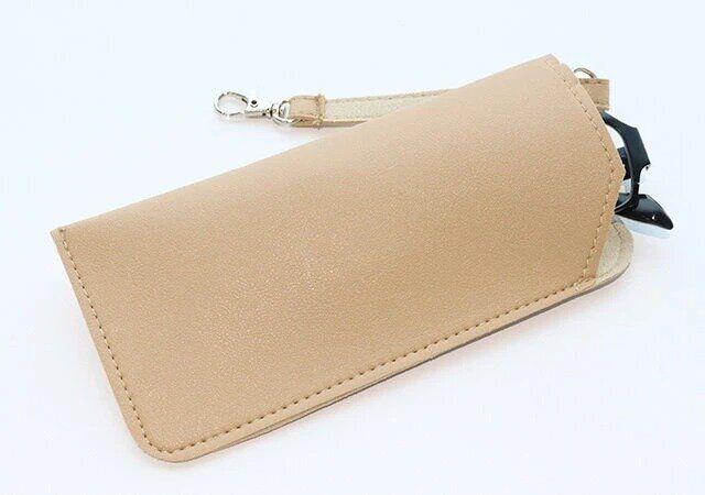 セリアのメガネケースループ付きにメガネを収納