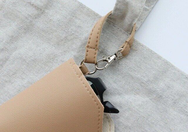 セリアのメガネケースループ付きをバッグの持ち手に装着