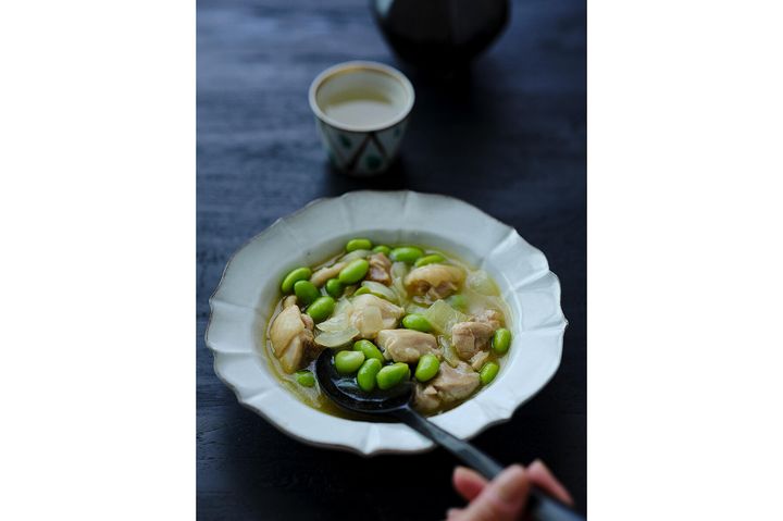 食欲を刺激する“枝豆と鶏のカレー風味スープ”