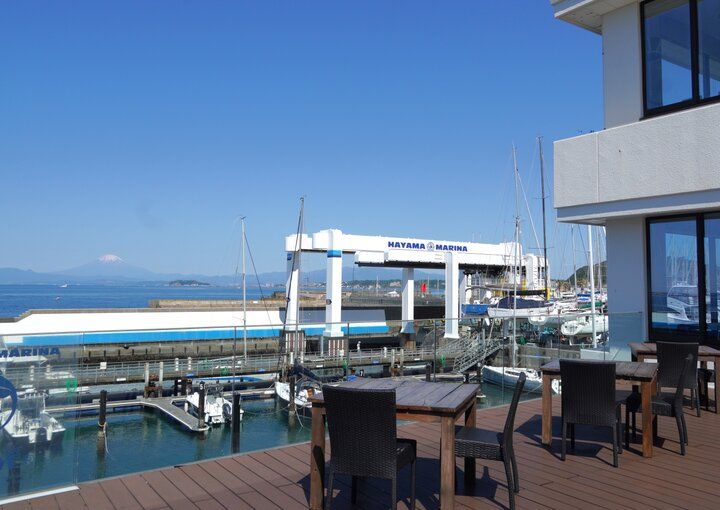 富士山を見渡す海辺の絶景テラスで味わうビーカープリン♪「マーロウ 葉山マリーナ店」