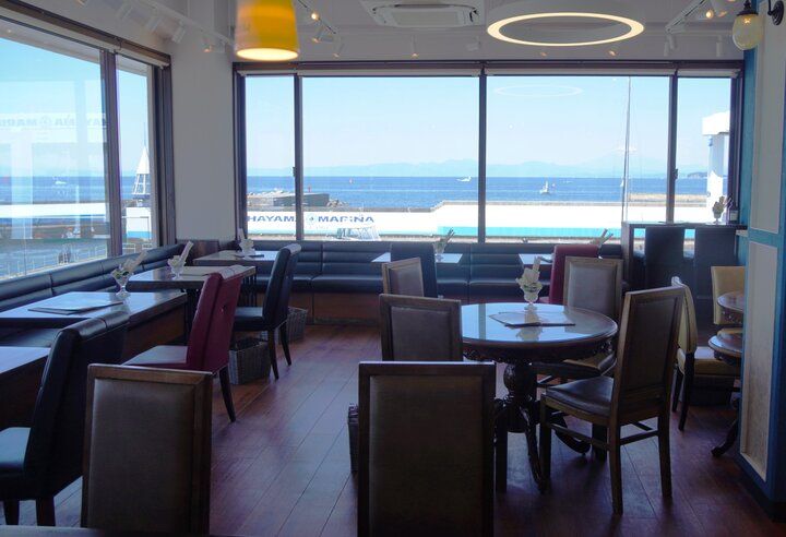 富士山を見渡す海辺の絶景テラスで味わうビーカープリン♪「マーロウ 葉山マリーナ店」