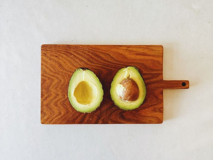 間違いないおいしさ！定番アボカドサーモンサンドの作り方【パン好きなsumire.のバゲットサンドのレシピ vol.19 〜レシピで旅するヨーロッパ〜】