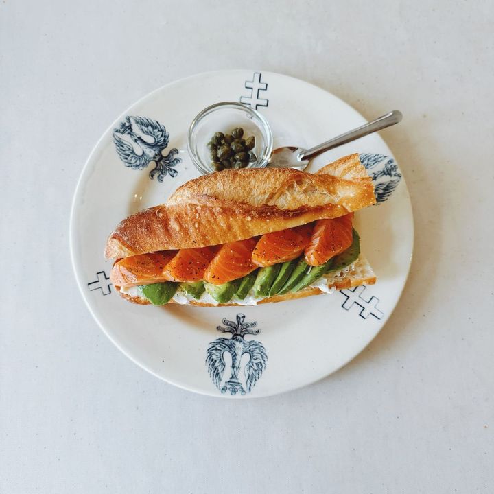 間違いないおいしさ！定番アボカドサーモンサンドの作り方【パン好きなsumire.のバゲットサンドのレシピ vol.19 〜レシピで旅するヨーロッパ〜】