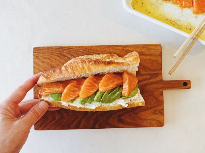 間違いないおいしさ！定番アボカドサーモンサンドの作り方【パン好きなsumire.のバゲットサンドのレシピ vol.19 〜レシピで旅するヨーロッパ〜】