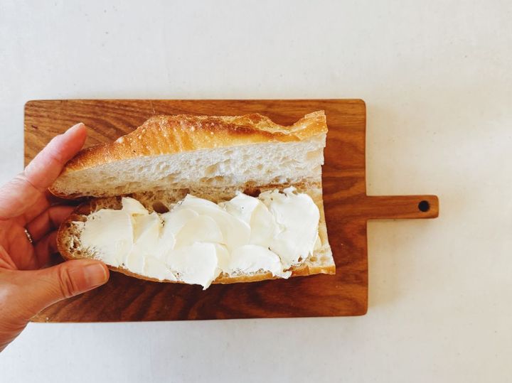 間違いないおいしさ！定番アボカドサーモンサンドの作り方【パン好きなsumire.のバゲットサンドのレシピ vol.19 〜レシピで旅するヨーロッパ〜】