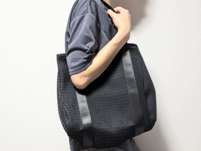 フォルムチェンジバッグを持ったところ