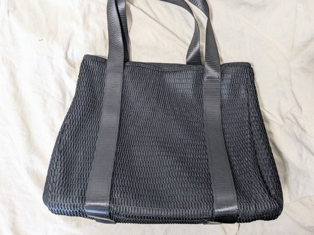 サイドのスナップボタンでフォルムチェンジ