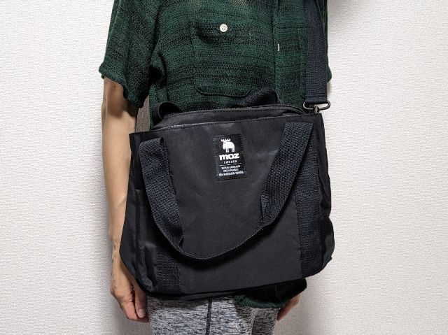 mozショルダーバッグ持ったところ