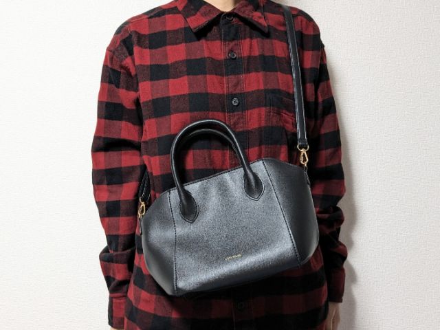 肩から背負った姿