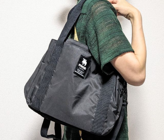 mozバッグ肩にかけたところ