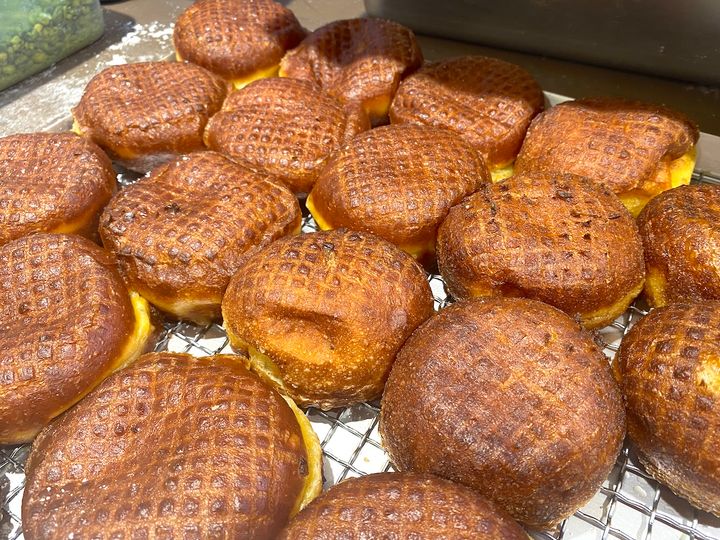 揚がったドーナツは味付けをして提供。食欲をそそる色にうっとり