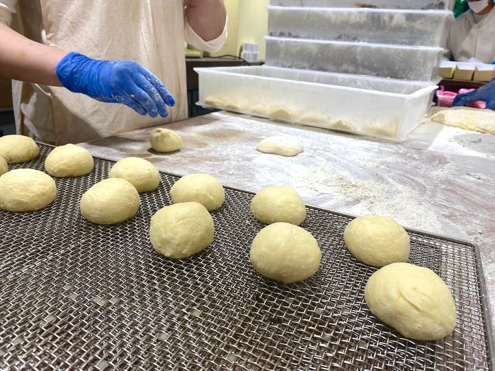 スタッフがていねいに生地を形成