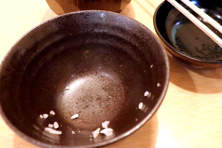 米粒が残っているお茶碗