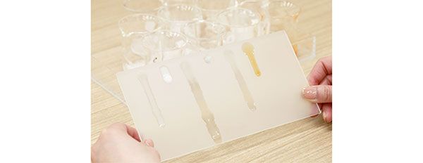 液をすりガラスに置き、垂直に立てたときの垂れ具合を見る