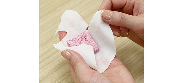 圧縮した乾燥スポンジをシートマスクで包む