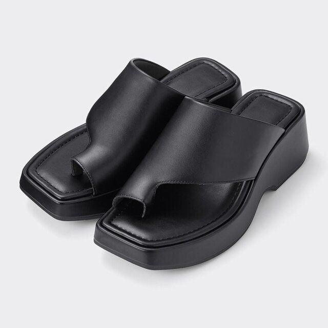 GUのレディース黒サムループトングサンダル