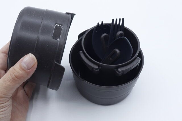 ダイソーの収納ケースになるスタッキングボウルにコップとカトラリーを収納した様子