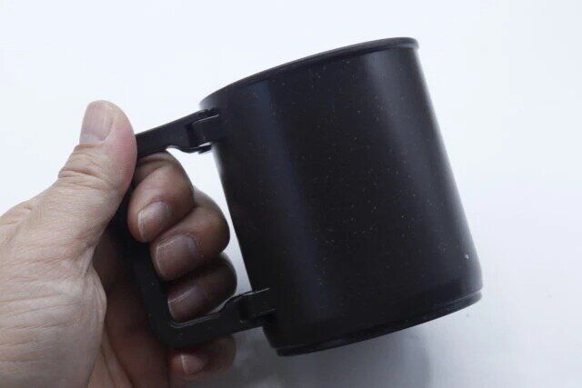 ダイソーの取っ手がたためるアウトドアコップ（AGAX、300mL）