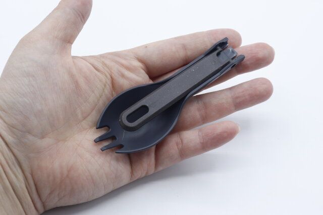 ダイソーの持ち手がたためるコンパクトスポーク（AGAX、1本）を折りたたんだ状態