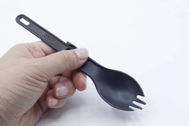 ダイソーの持ち手がたためるコンパクトスポーク（AGAX、1本）を手に持った様子