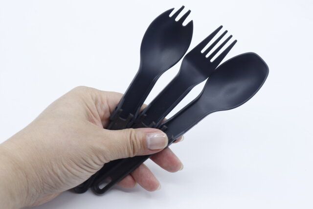 ダイソーの持ち手がたためるコンパクトフォークとスプーンとスポーク