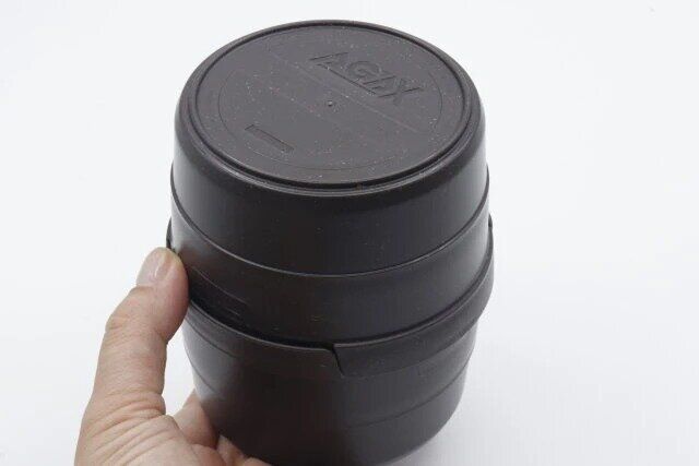 ダイソーの収納ケースになるスタッキングボウルにコップのフタを閉じた様子