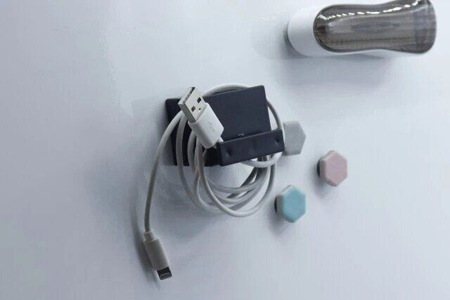 セリア マグネットで取り付けるコードホルダー