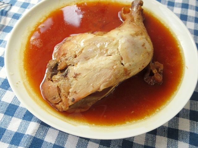 温めて皿に盛りつけたチキンの照りっと煮