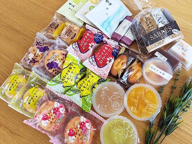 シャトレーゼ「初夏香るフルーツお菓子詰合せ」の商品がテーブルの上にズラッと並べられている様子