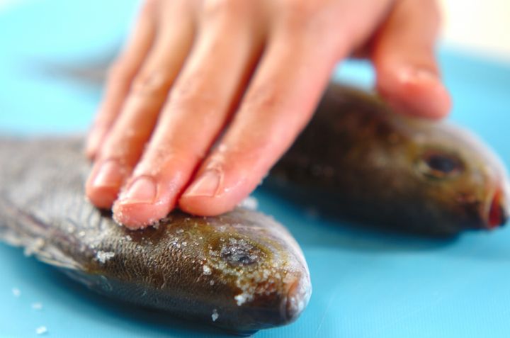 魚の塩焼きの下準備1