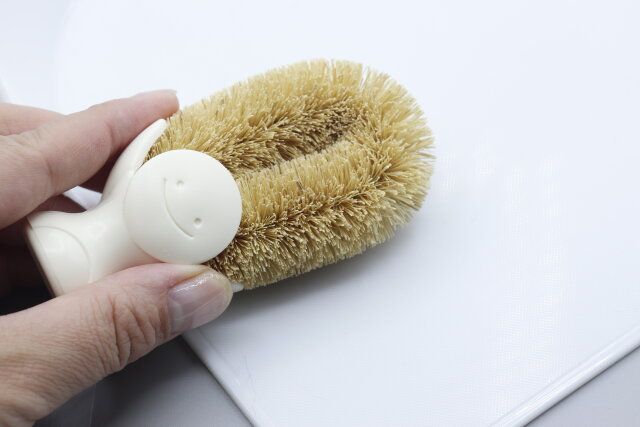 セリアのらくらく立つたわしでまな板を使っている様子