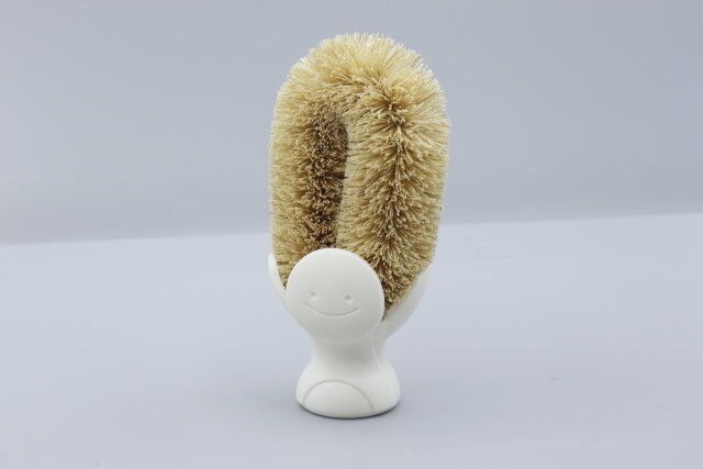 セリアのらくらく立つたわしは自立して省スペースで置いておける