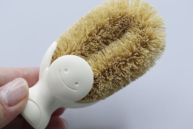 セリアのらくらく立つたわしはマスコットが持ち手になっている