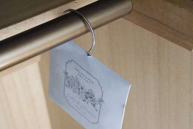 ダイソーのサシェ（リリー＆ジャスミン）をクローゼットのポールに吊るす