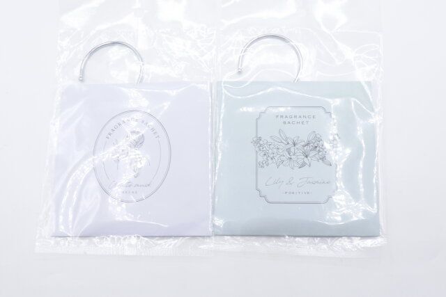 ダイソーのサシェ（ホワイトムスク）とサシェ（リリー＆ジャスミン）のパッケージ