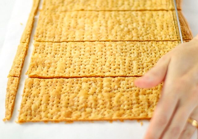 焼きあがったパイ生地をカットする