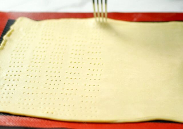 パイ生地に空気穴をあける