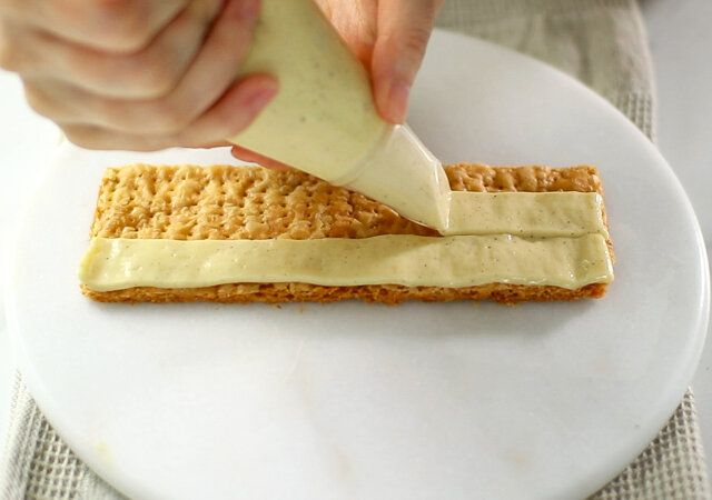 パイ生地にカスタードクリームを絞る