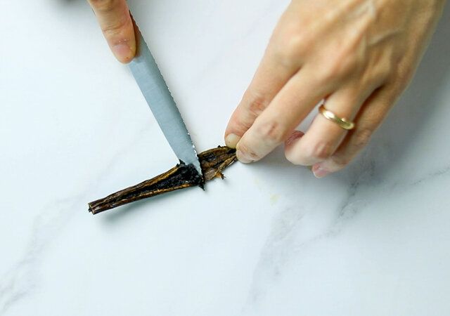 バニラビーンズを鞘から出す