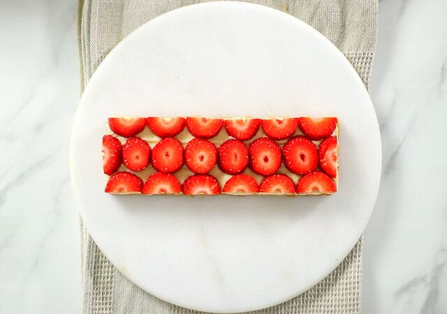 カットした苺を並べる