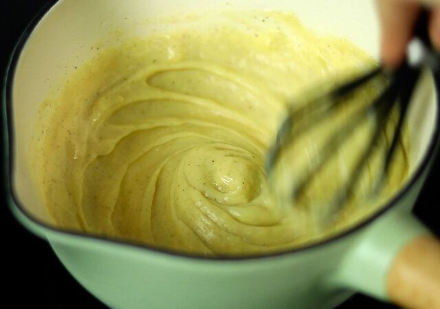 カスタードクリームの材料を火にかけしっかりませる