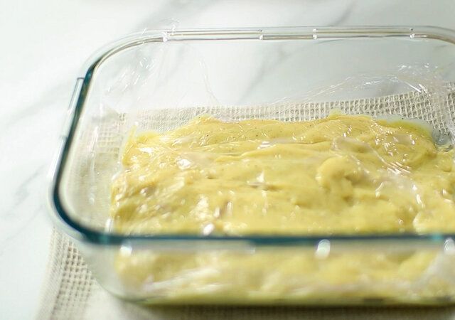 出来上がったカスタードクリームをバットに移す